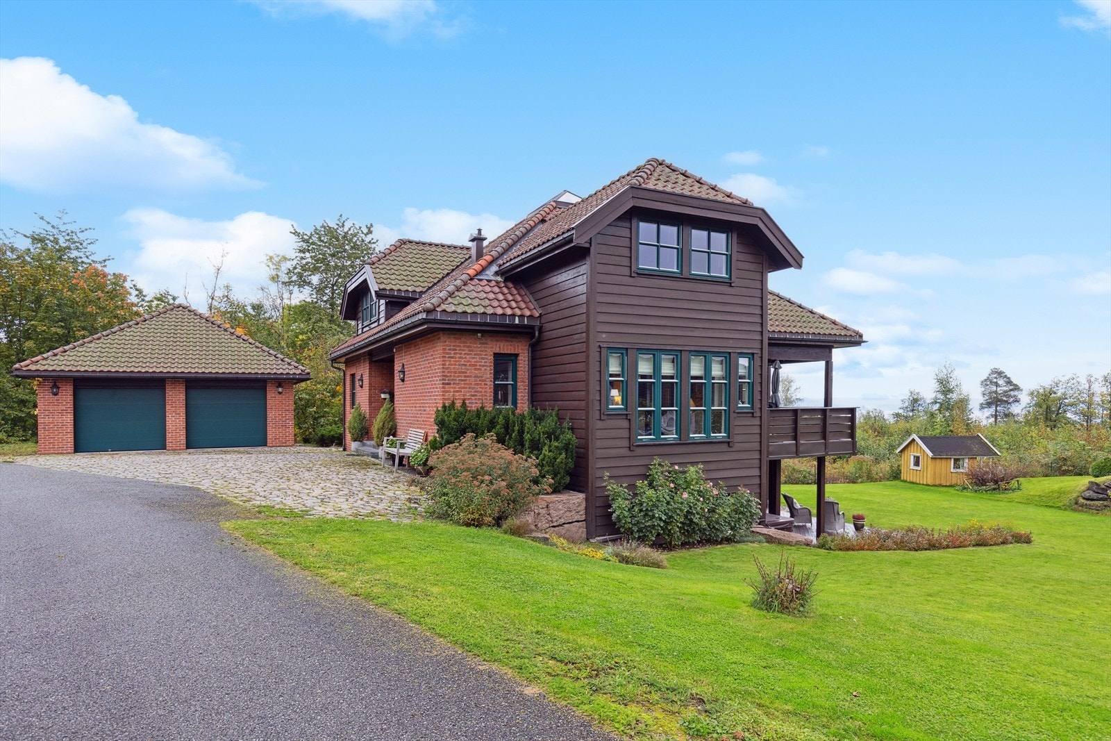 Eiendommen har dobbelgarasje med strøm, elbillader og to motorstyrte porter. Galleribilde