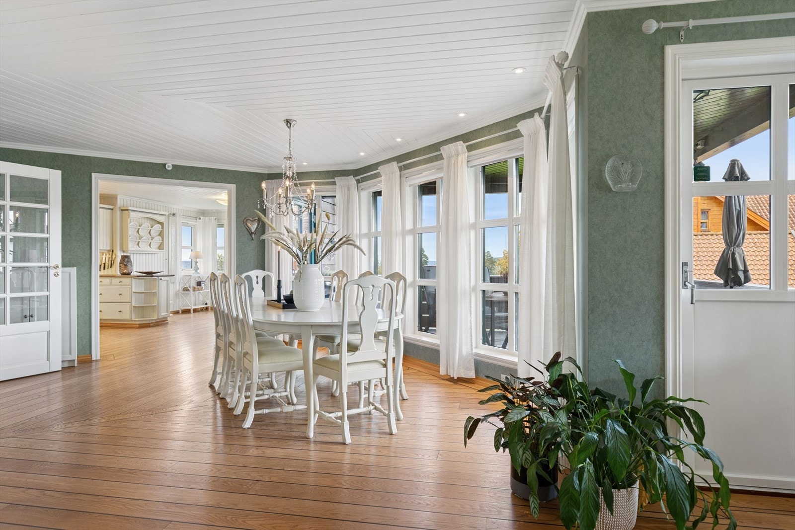 Den åpne planløsningen gir flyt mellom kjøkken, spiseplass og stue. Galleribilde