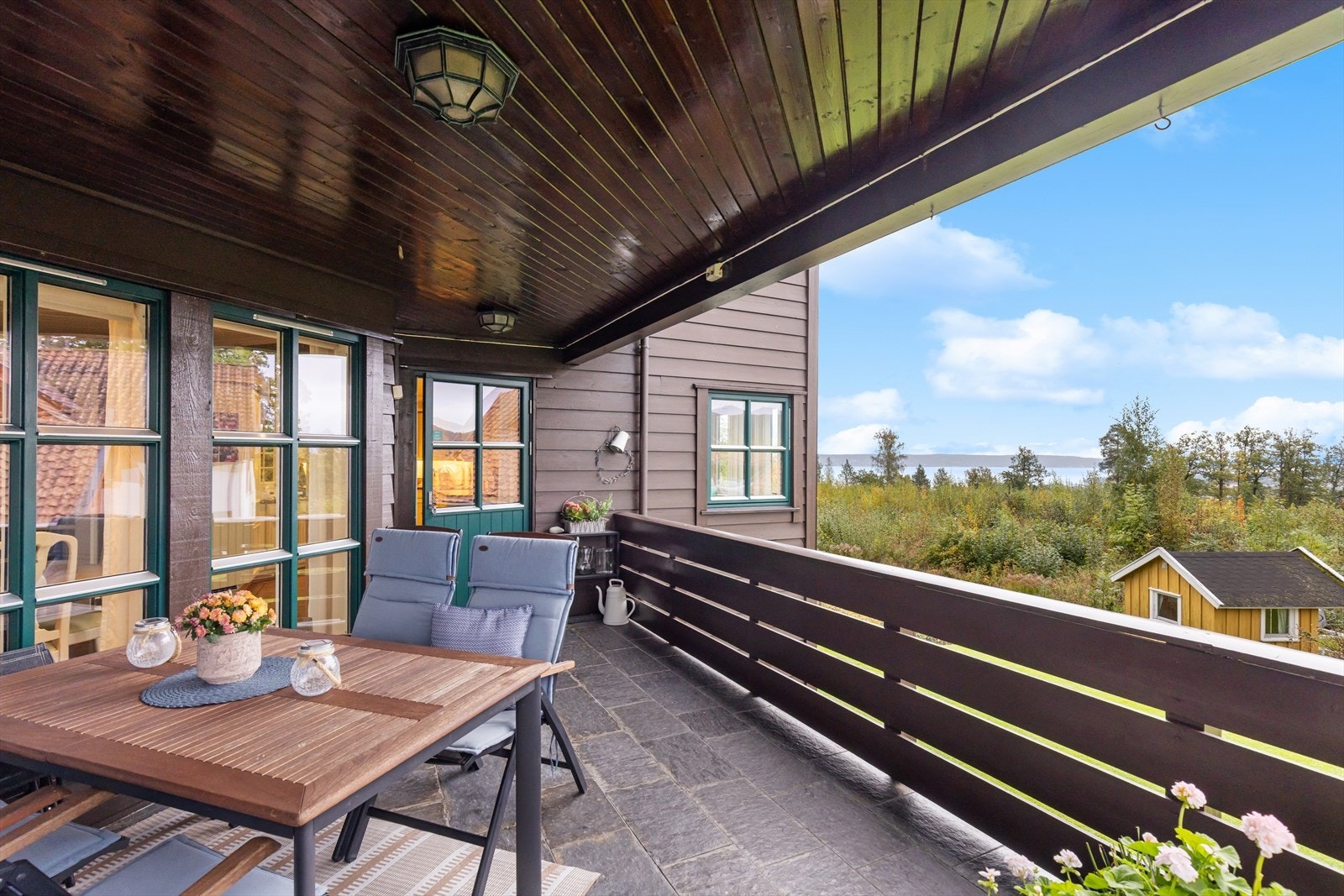 Terrasse i første etasje med utgang fra kjøkken og stue, og vidstrakt utsikt mot Oslofjorden. Galleribilde