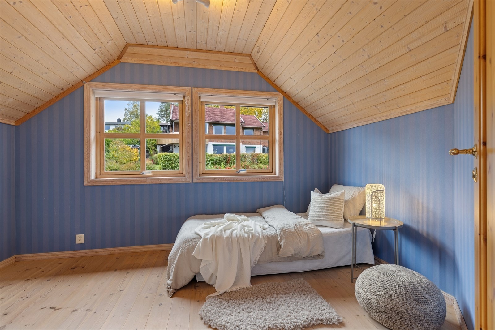 Romslig soverom med plass til dobbeltseng, garderobeskap og store vinduer som gir rikelig med naturlig lys. Galleribilde