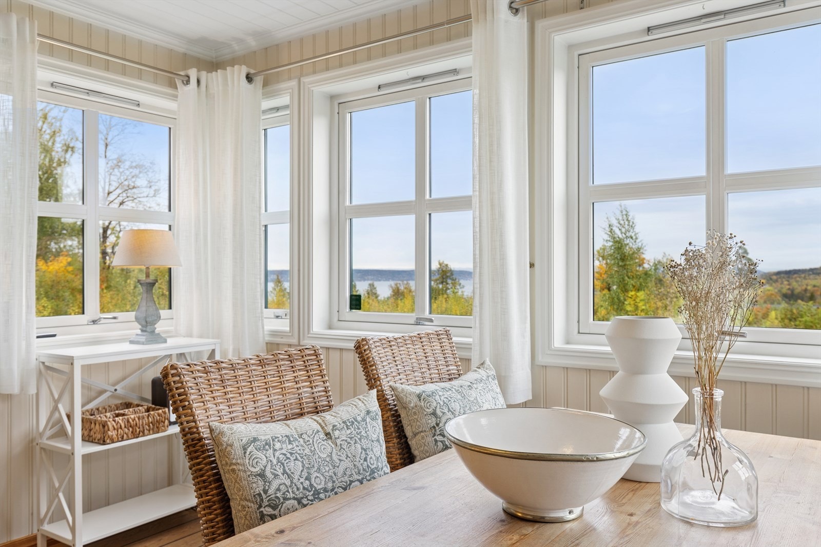 Fra kjøkkenet har du vidstrakt sjøutsikt - en vakker ramme rundt hverdagens måltider. Galleribilde