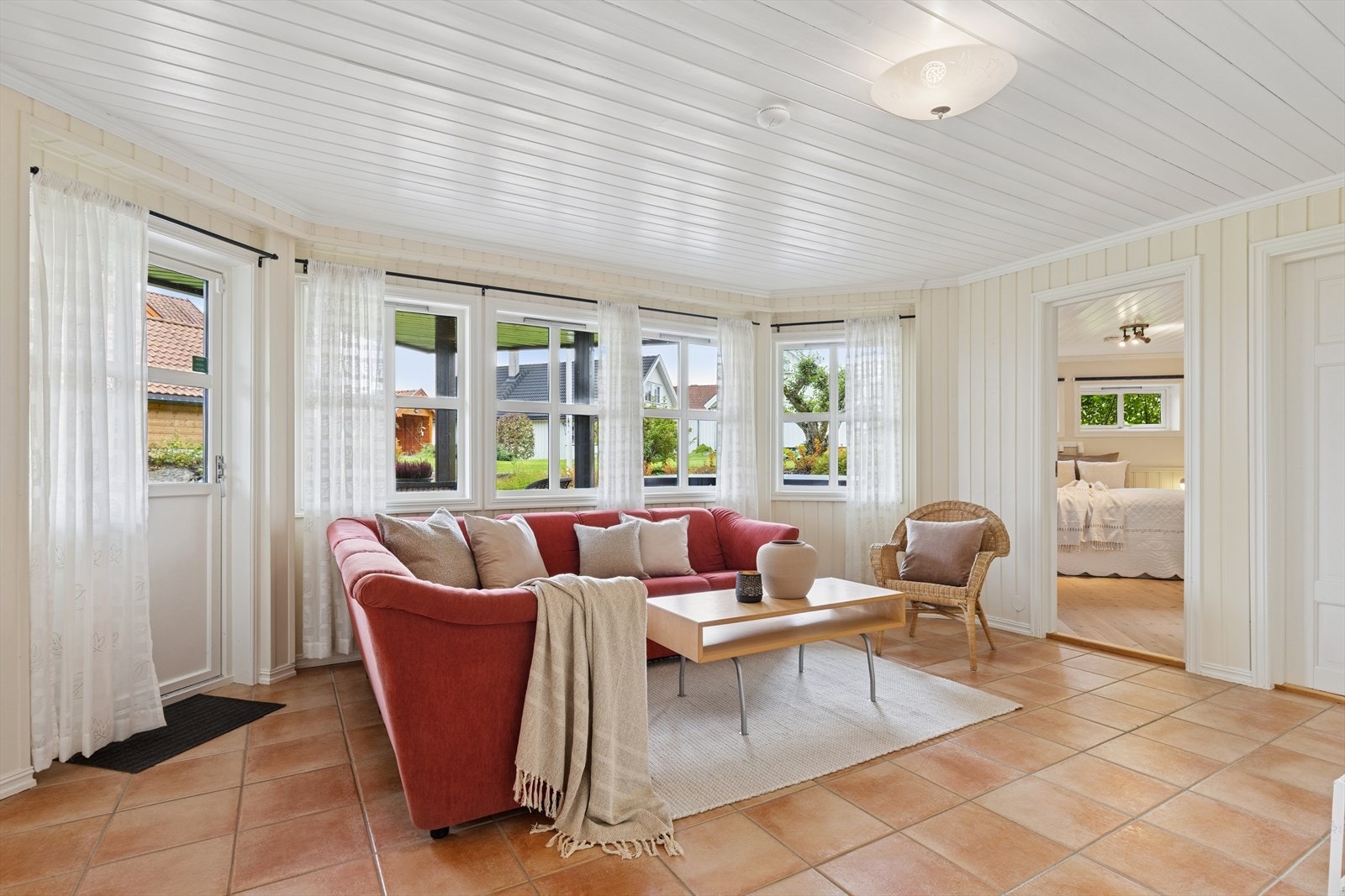 Stue med egen utgang til hage Galleribilde