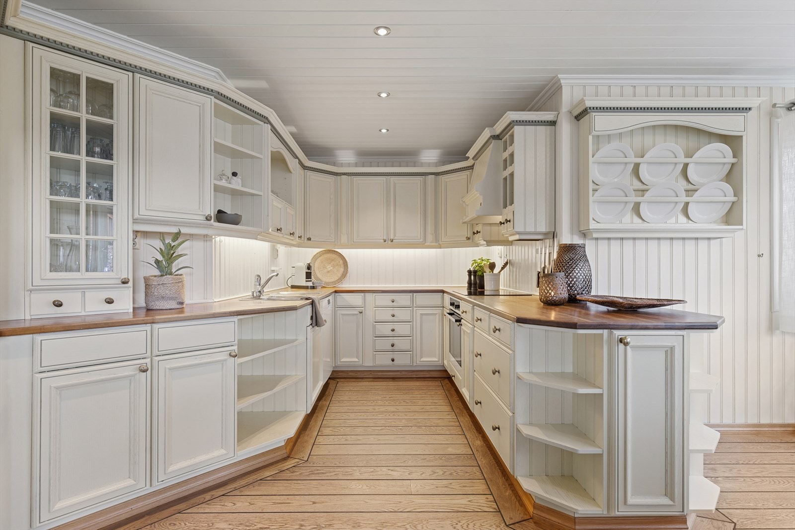 Klassisk kjøkken i eik med god skapplass, heltre benkeplate og integrerte hvitevarer. Galleribilde