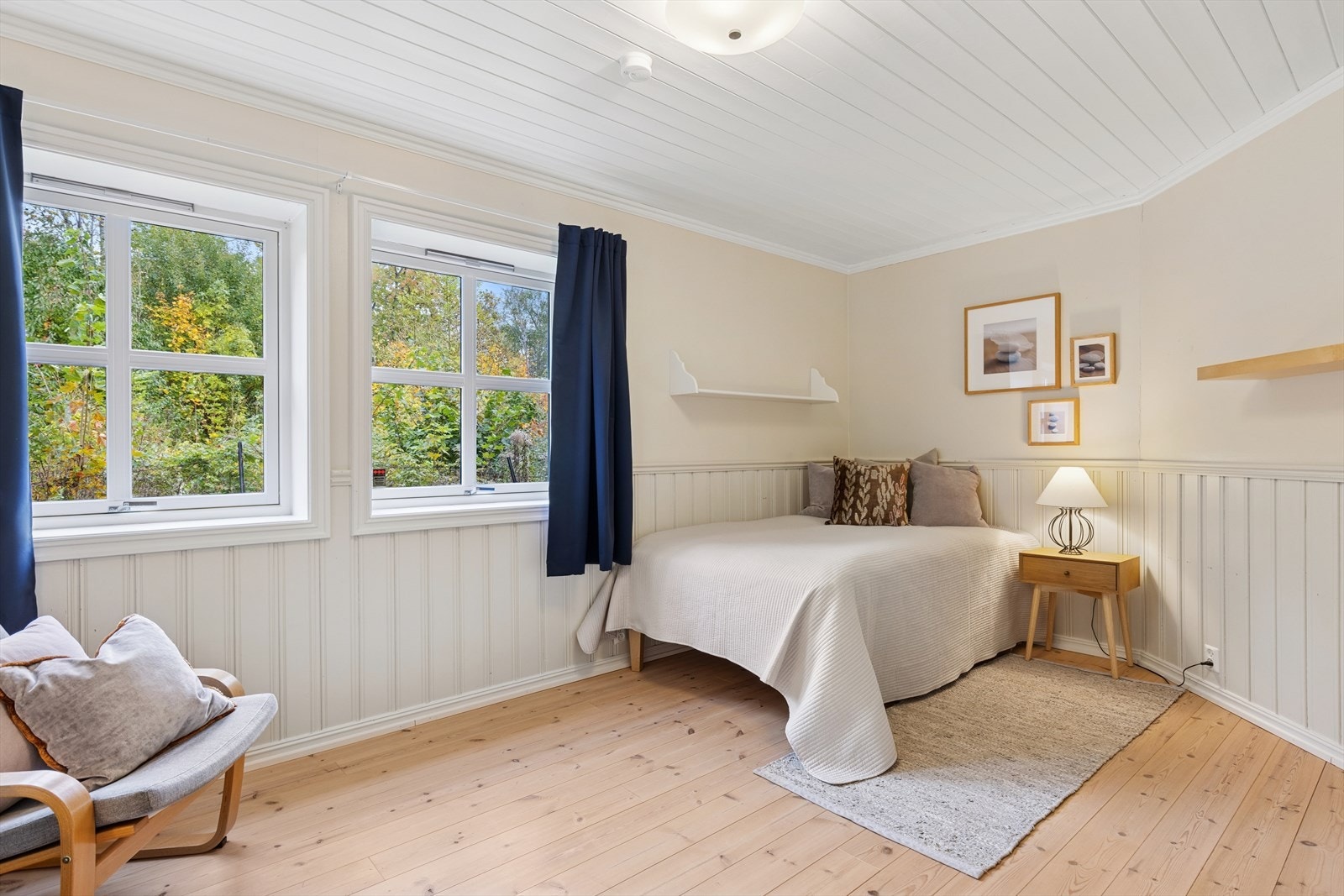 Ett av totalt tre soverom i underetasjen Galleribilde