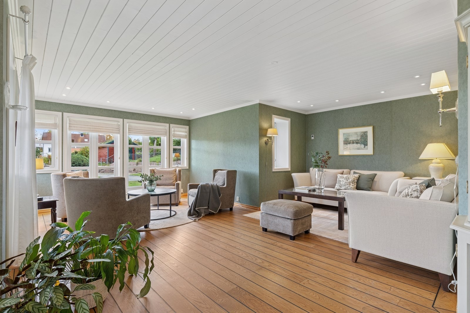 Romslig stue med god plass til flere sittegrupper - perfekt for både sosiale sammenkomster og rolige familiestunder. Galleribilde