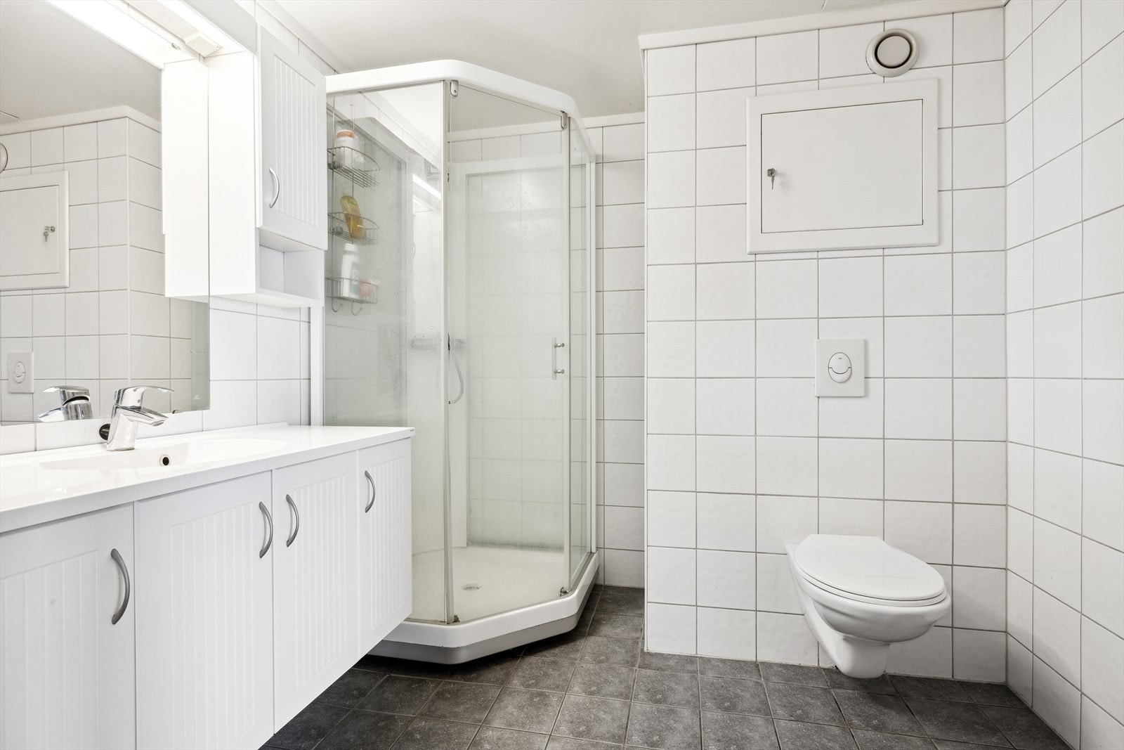 Badet ble renovert i regi av borettslaget i 2016. Flis på gulv, flis på vegger og malte plater i tak. Plastsluk, smøremembran på gulv og vegger, og klemt slukmansjett. Servantskap, dusjkabinett, vegghengt toalett og opplegg for vaskemaskin. Mekanisk avtr Galleribilde