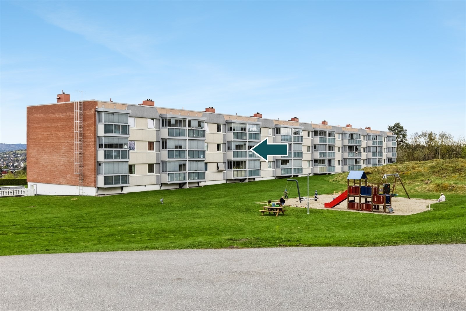 Dette er en 3-roms andelsleilighet i 2.etasje med innglasset balkong. Galleribilde