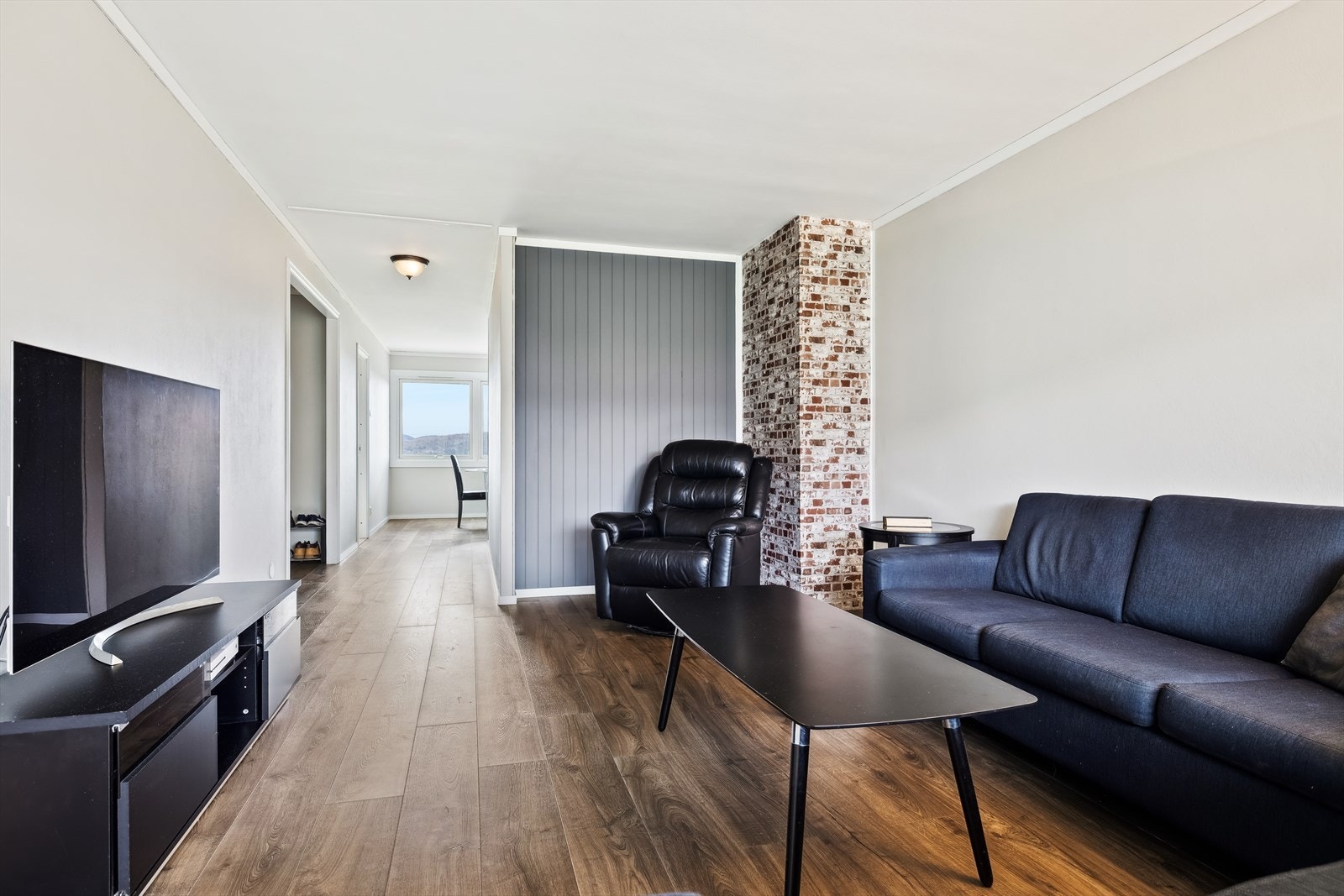 Romslig stue med god plass til møblement. Galleribilde