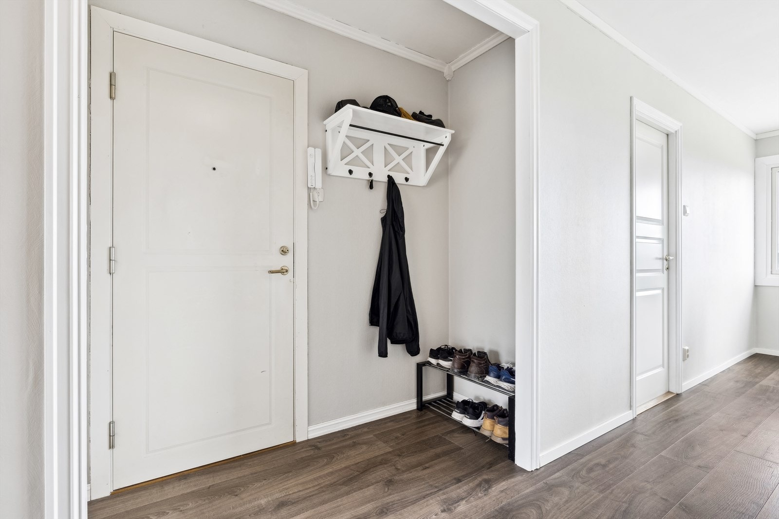 Velkommen inn! Her får du en bolig med parkett på gulvene og en gjennomgående god standard. Galleribilde