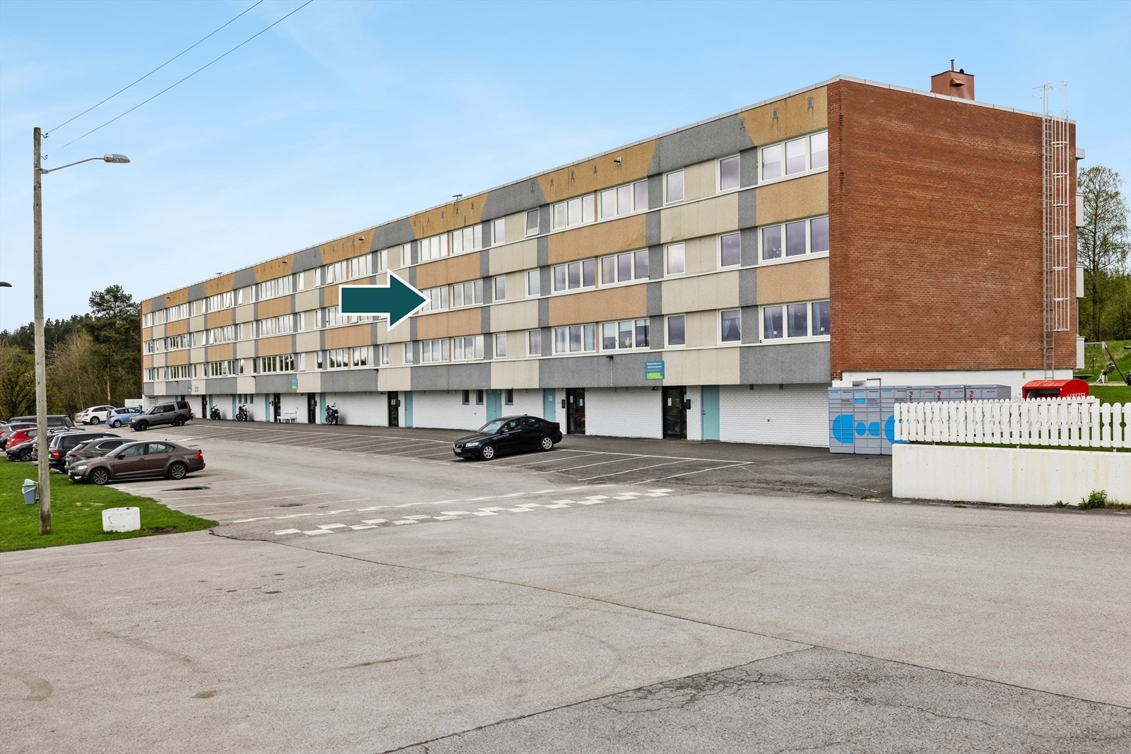 Fasaden mot øst / inngangsparti. Parkering på stor felles parkeringsplass. Galleribilde