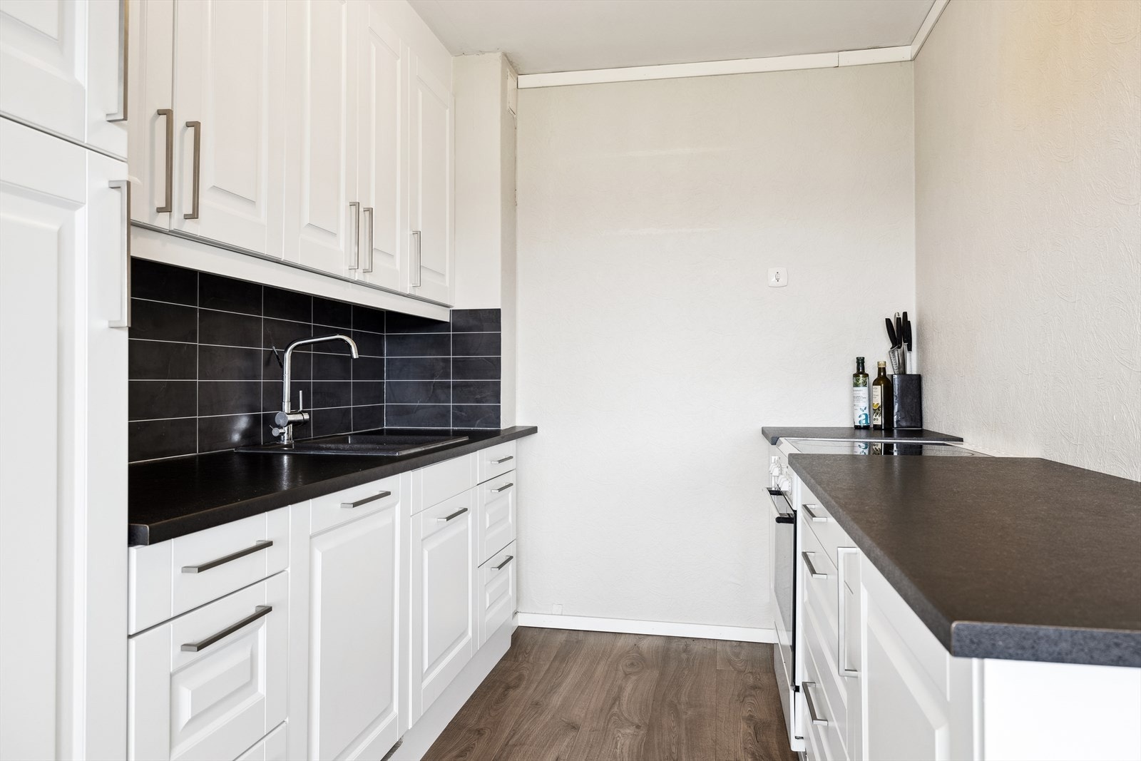 Kjøkkenet er fra ca. 2020 med profilerte fronter og laminert benkeplate. Integrert oppvaskmaskin, frittstående komfyr og kjøl/fryseskap. Det er kullfiltervifte. Overflatene er uten skader. Det er ikke montert komfyrvakt eller vannstoppersystem, noe som an Galleribilde