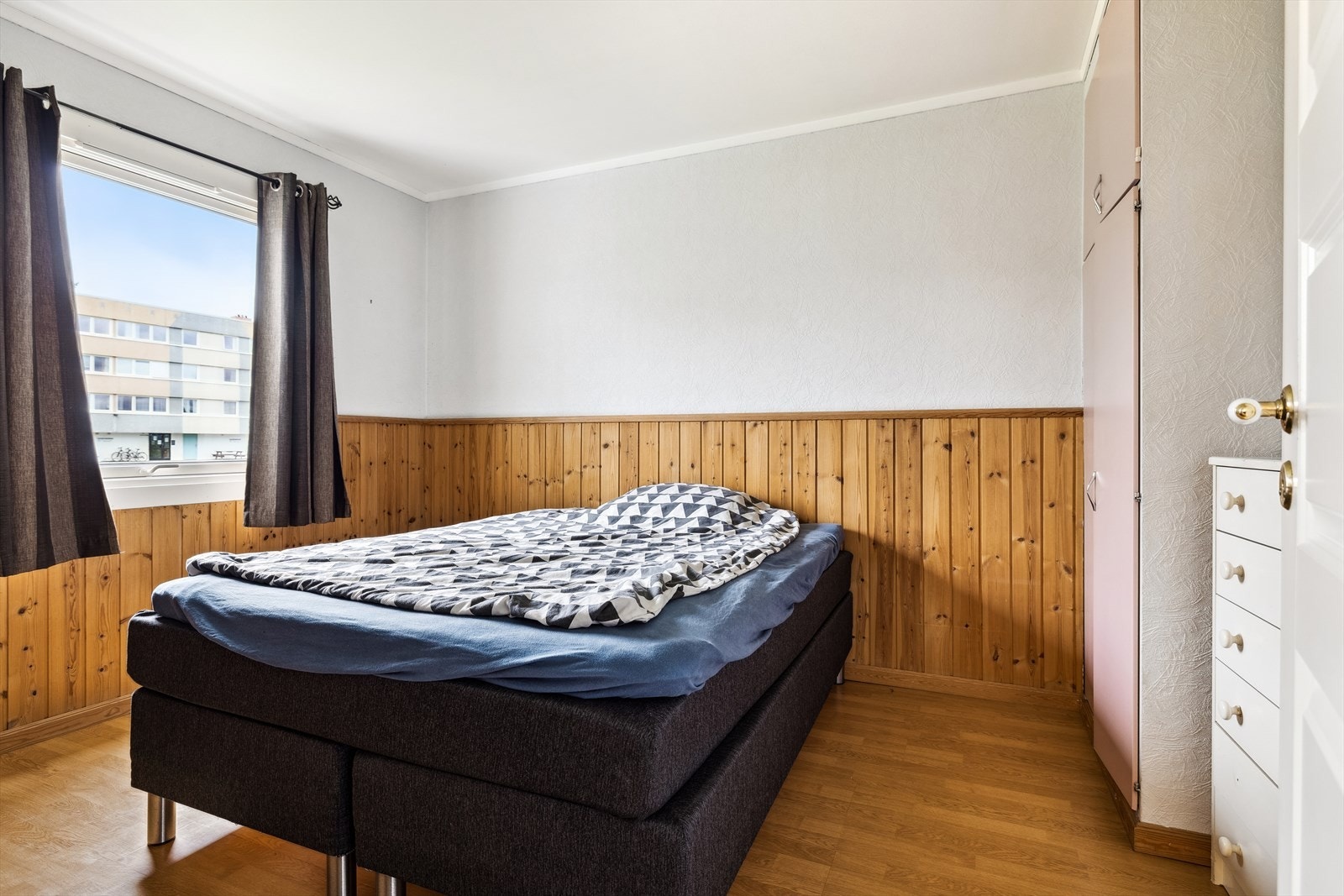 Hovedsoverom med garderobeskap. Galleribilde