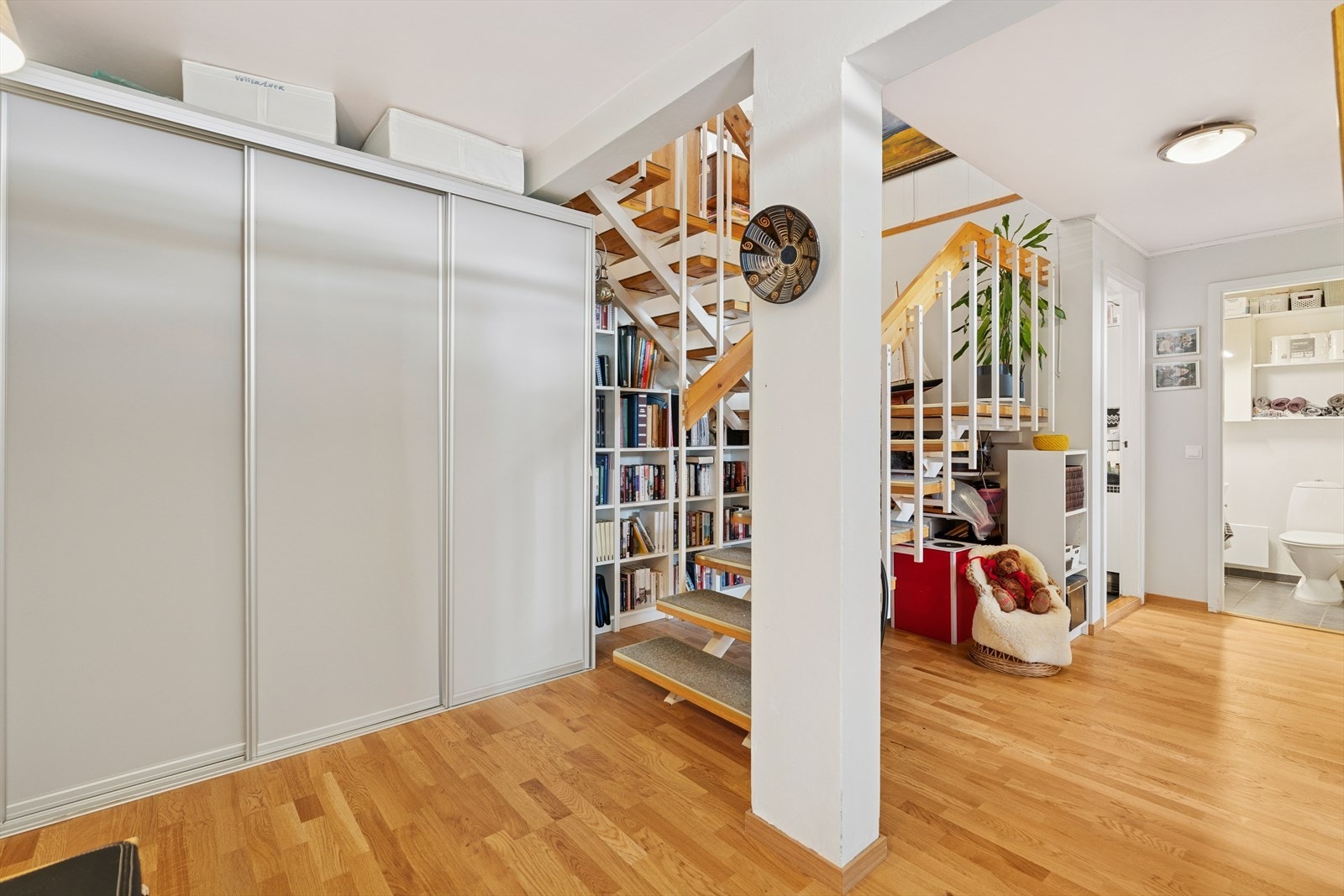 Følger man trappen ned til underetasjen kommer man inn i en romslig gang hvor man har god lagringsplass i stor skyvedørsgarderobe. Galleribilde