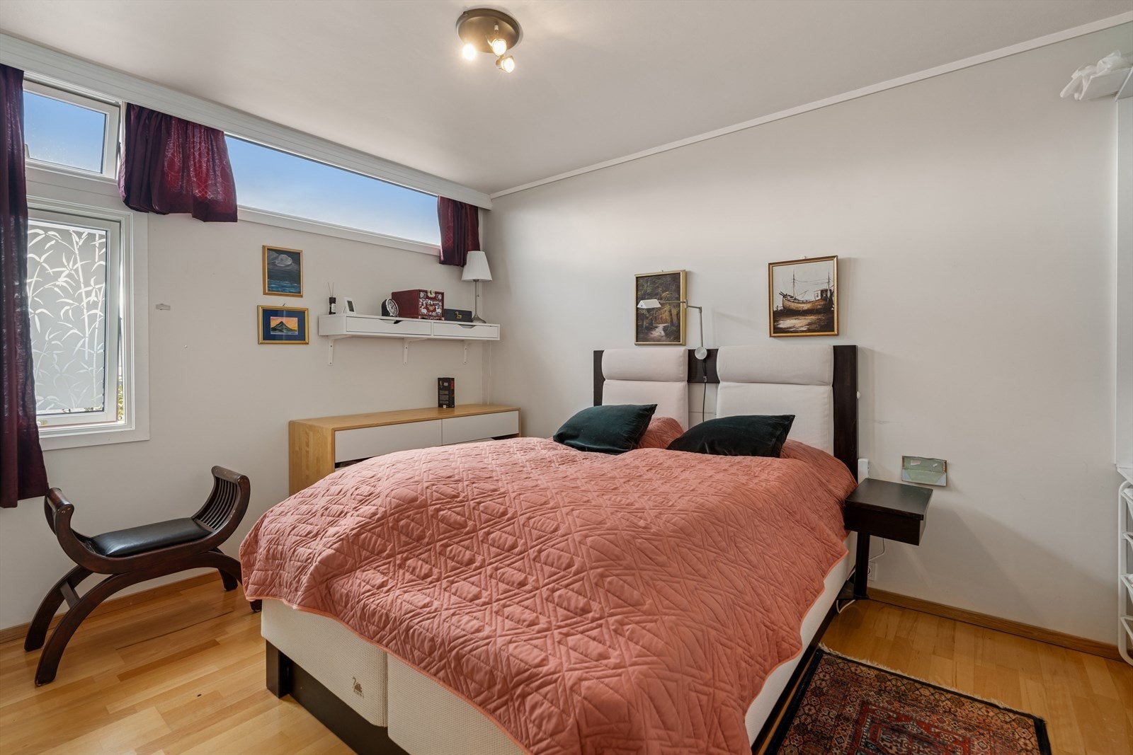 Soverom 1 er det største soverommet og er innredet med garderobe. I tillegg har man god plass til både dobbeltseng og tilhørende møblement. Galleribilde