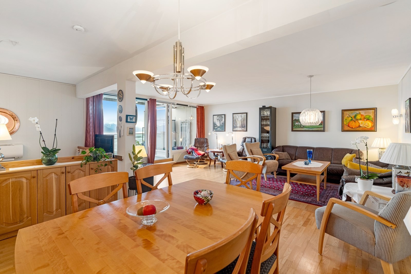 Her har man god plass til å møblere i flere soner med både sofagrupper og spisegruppe. Galleribilde