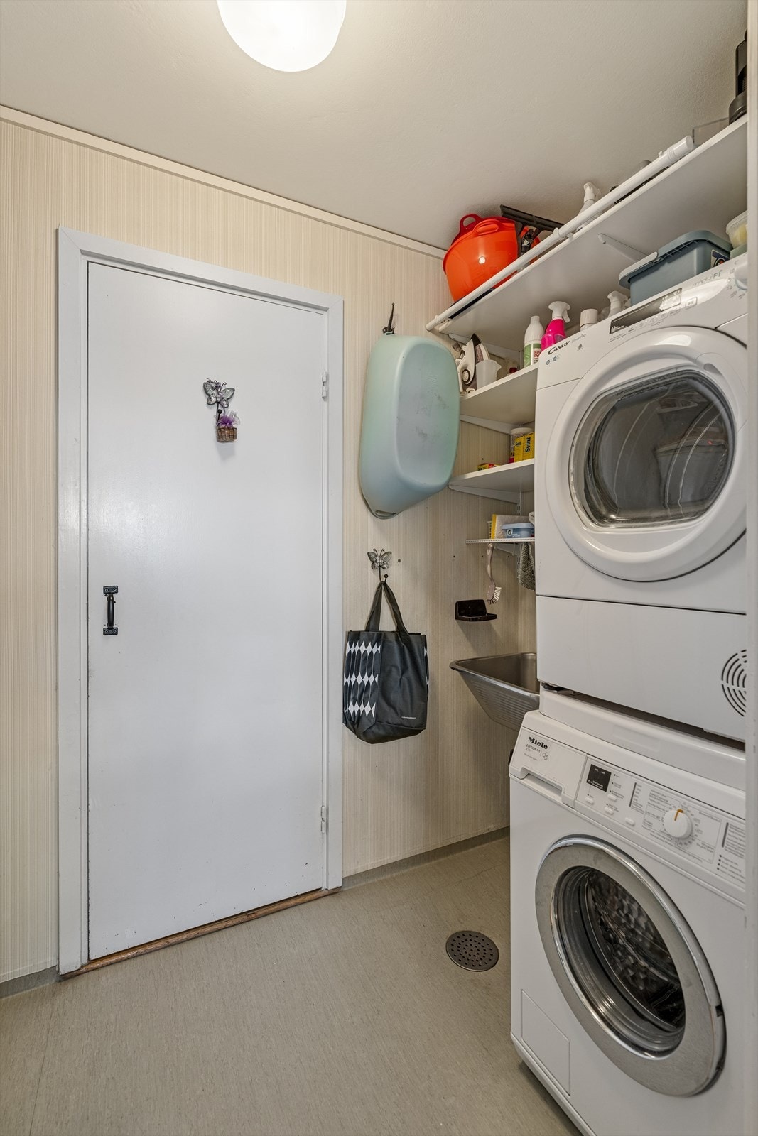 I hovedetasjen finner man også et vaskerom innredet med malte, tapetserte vegger og belegg på gulv. Vaskerommet ut utstyrt med utslagsvask og har i tillegg opplegg for vaskemaskin og plass til tørketrommel. I bakkant av vaskerommet har man en liten bod. Galleribilde