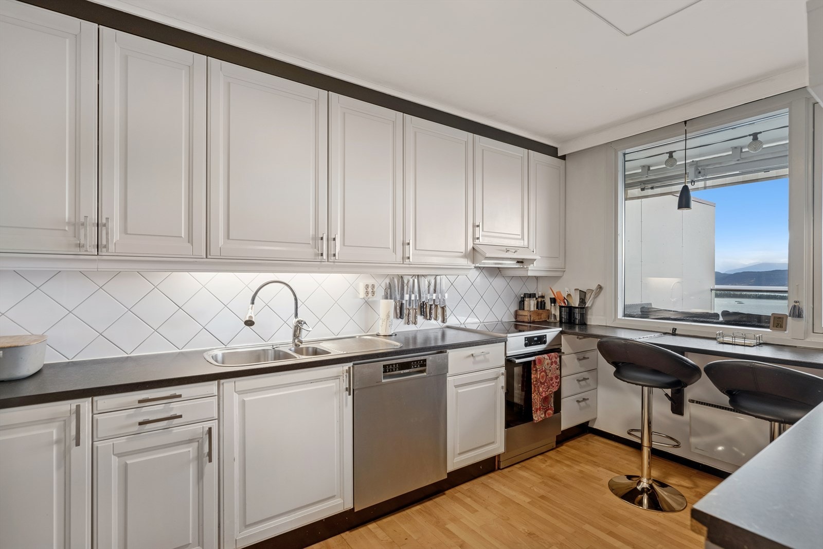 Fliser bak kjøkkenbenken gjør det praktisk å holde det rent med mat- og vannsøl. Galleribilde