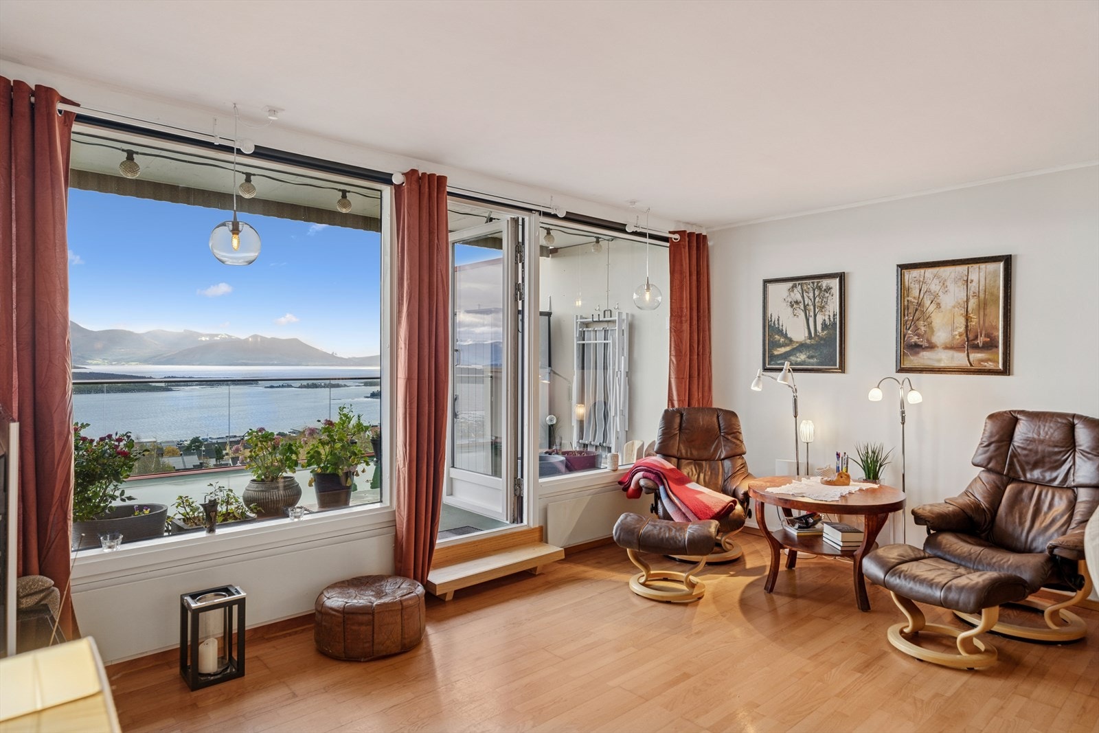 Fra stuen har man utgang til terrassen. Galleribilde