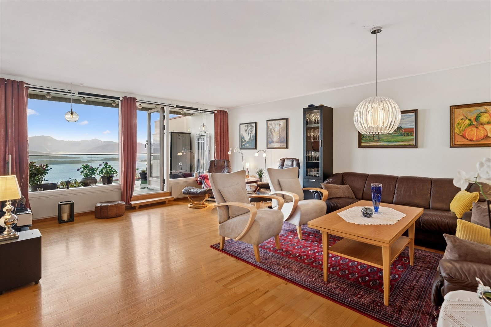 Stuen er romslig og innbydende med store vindusflater som sørger for rikelig med lysinnslipp og som lar deg nyte den fantastiske utsikten. Galleribilde