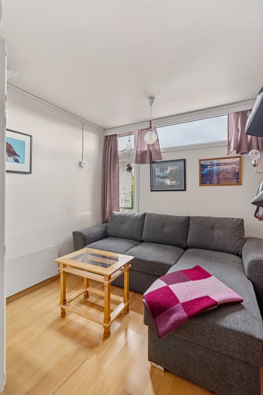 Soverom 3 er i dag innredet som ekstra stue, men vil også passe godt som barnerom, gjesterom eller kontor. Galleribilde