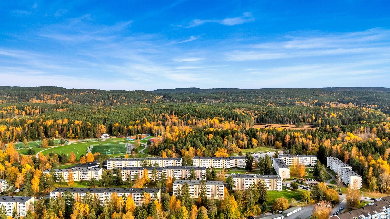 Dronebilde av Haraløkka borettslag i " høst-drakt".
Legg merke til den umiddelbare nærheten til marka, Haraløkka idrettsanlegg.
Til venstre bortover bildet finner du flere barnehager og til høyre lenger bort (sydover) finner du Nøklevann barneskole. Galleribilde