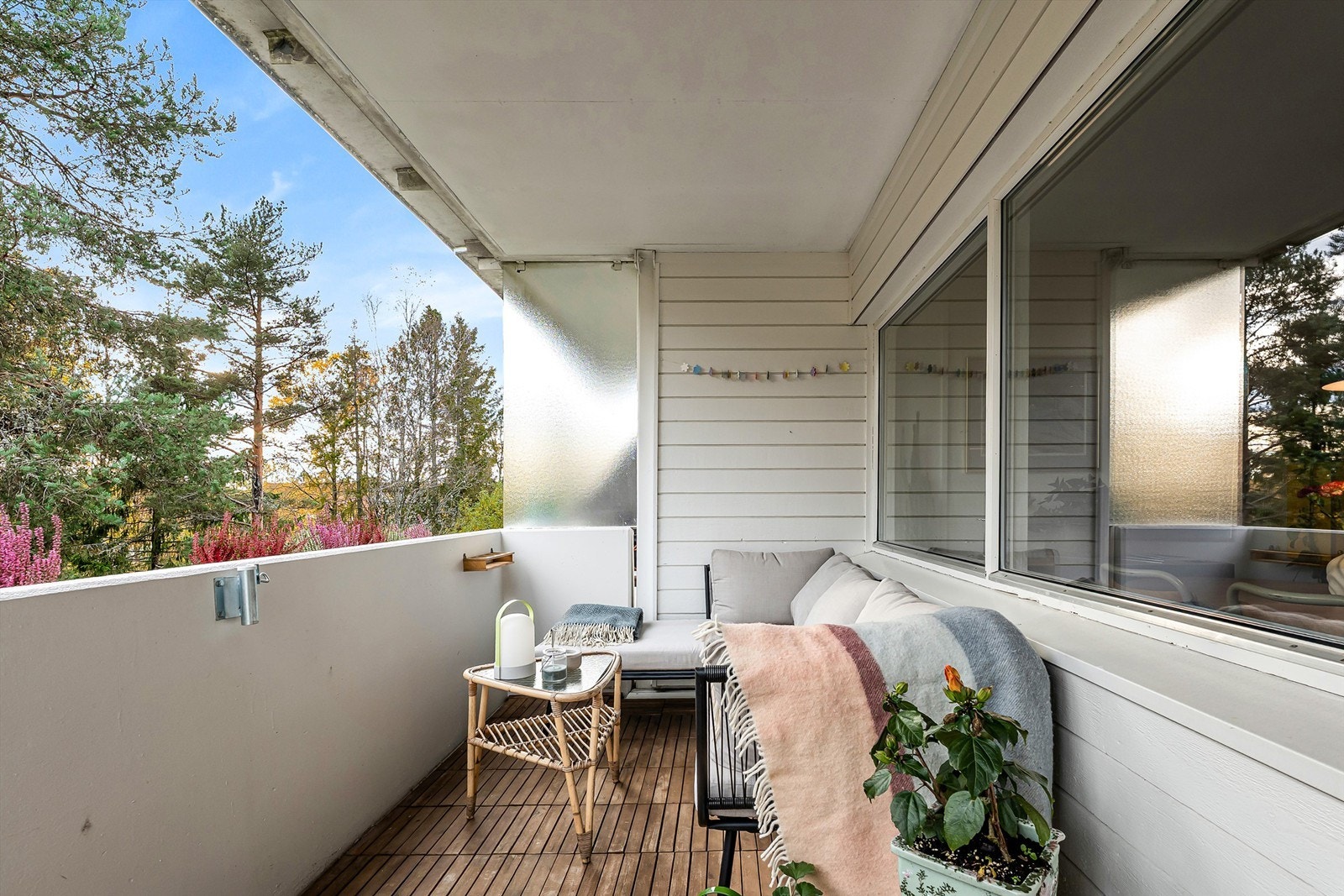 Fra stuen er det utgang til sydvendt og overbygget usjenert beliggende balkong som vender ut mot rolig skogholt. Marka er kun 50-100 m lenger bak. Galleribilde