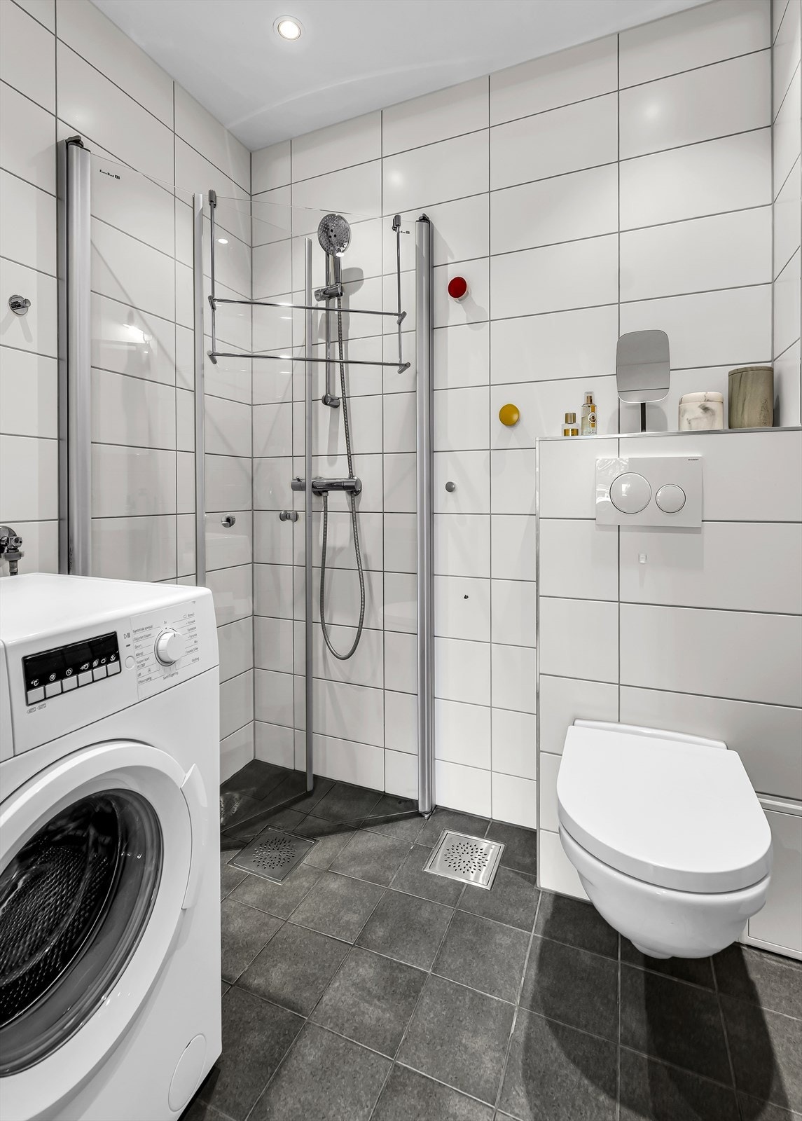 Pent og delikat bad med gulvvarme, vegghengt WC, downlights i taket og opplegg vaskemaskin. Galleribilde