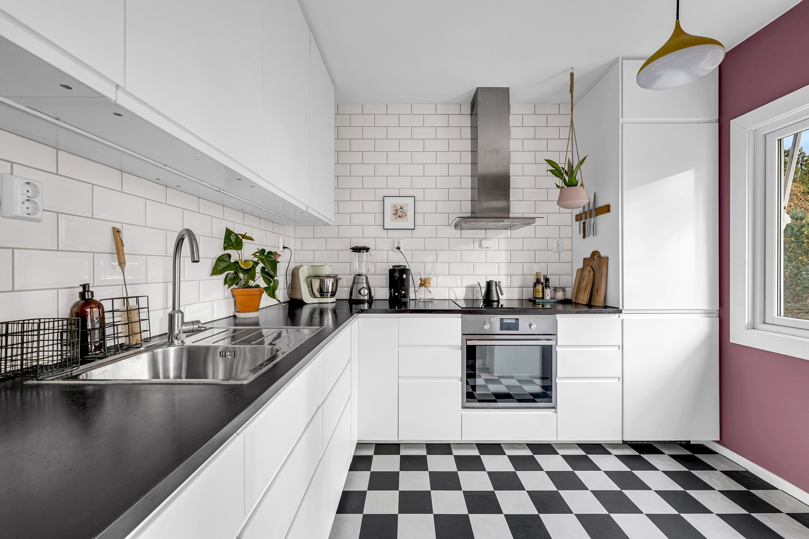 Tidløst kjøkken fra Ikea med Integrerte hvitevarer. Galleribilde