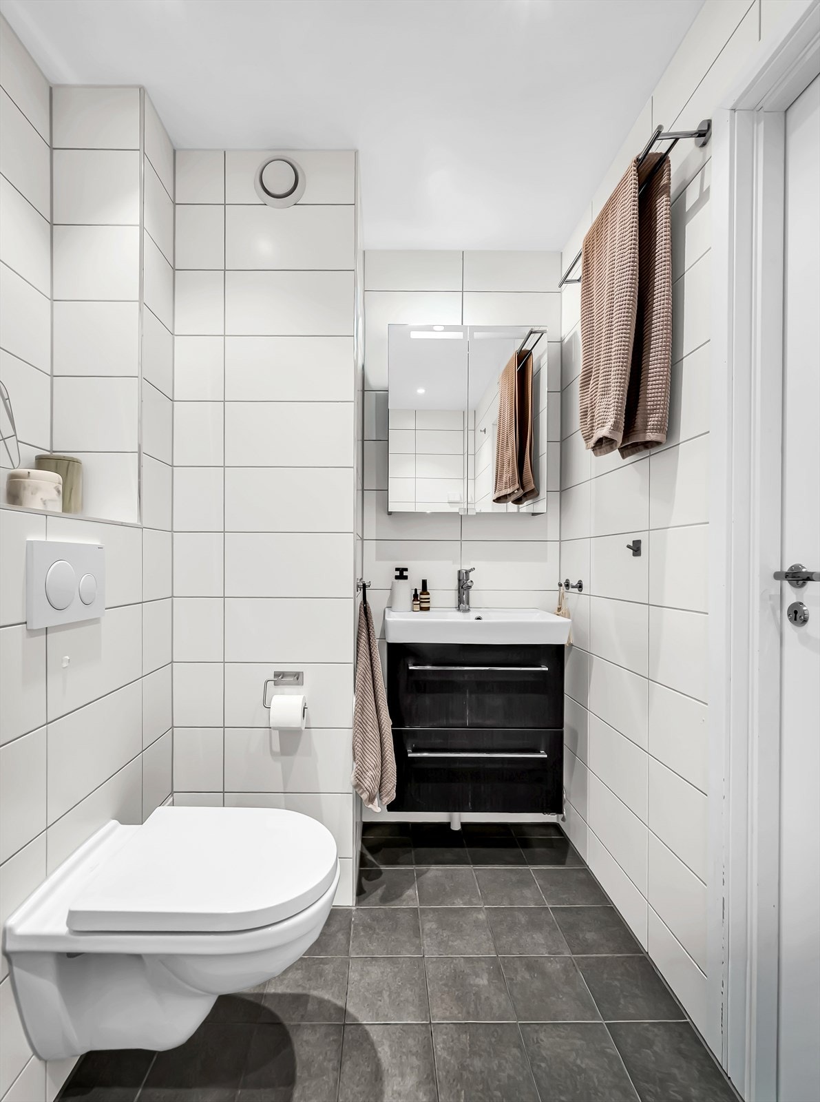 Badet ble pusset opp av forrige eier i 2015, i en tidløs og nøytral stil! Galleribilde