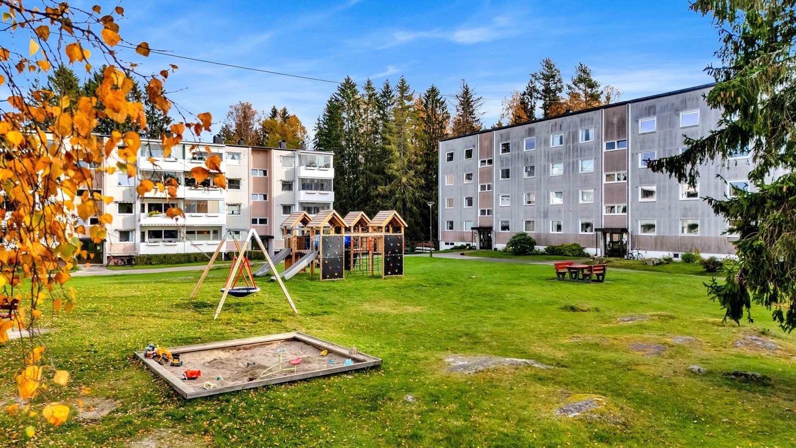 Populære Haraløkka borettslag har flere barnevennlige tun og hele 4 ny-oppgraderte lekeplasser.
I tillegg har barna og de voksne, hele vakre Østmarka som sin "playground" - rett bak blokka si! Galleribilde