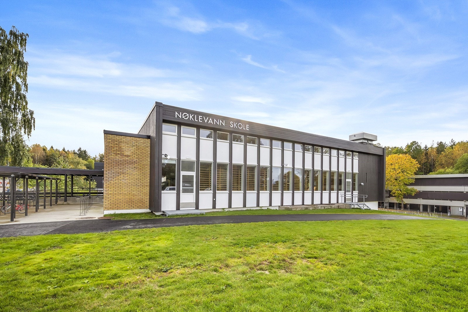 Bølerlia 123 sokner til Nøklevann skole (1.-7. trinn)- kun 500-700 m fra boligen din. Trygg og nesten bilfri skolevei! Galleribilde