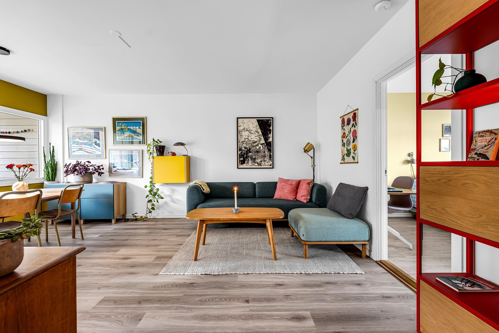 Meget lys, og tiltalende stue, som er lett å møblere. Galleribilde