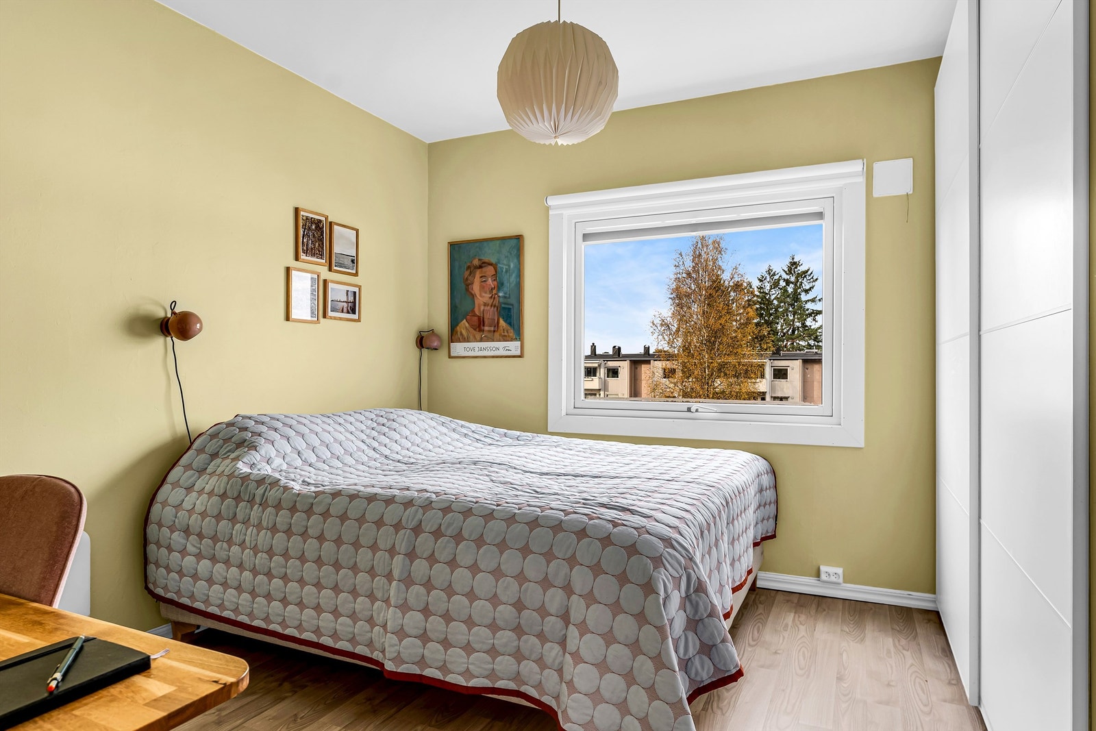 Soverom I har stor skyvedørsgarderobe og smart hjemmekontor-løsning. Galleribilde