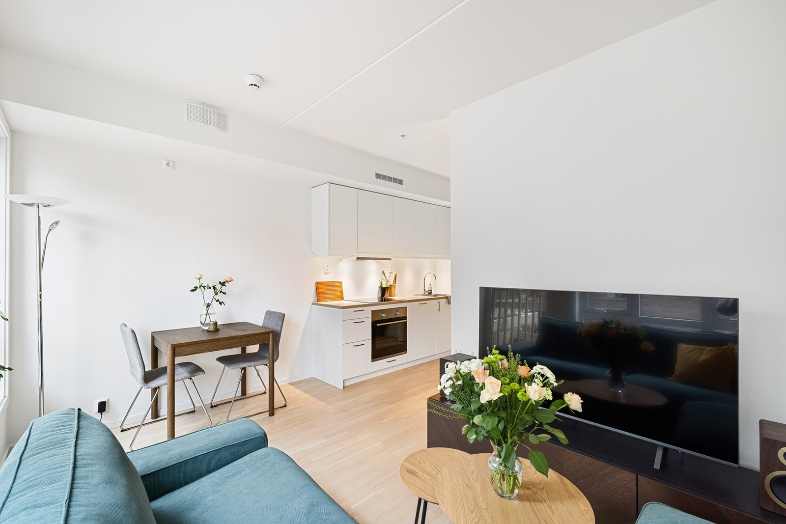 Den åpne løsningen gir en fin flyt mellom kjøkken og stue. Galleribilde