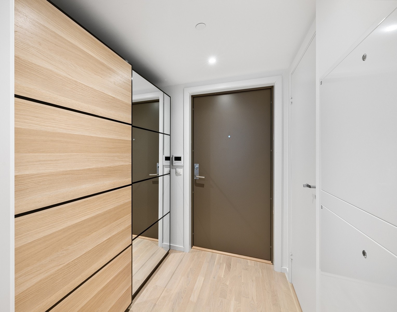 Entréen ønsker deg velkommen med et moderne og rent uttrykk, med plassbygd garderobeskap med speilfronter som både gir god oppbevaring og en romslig følelse. Galleribilde