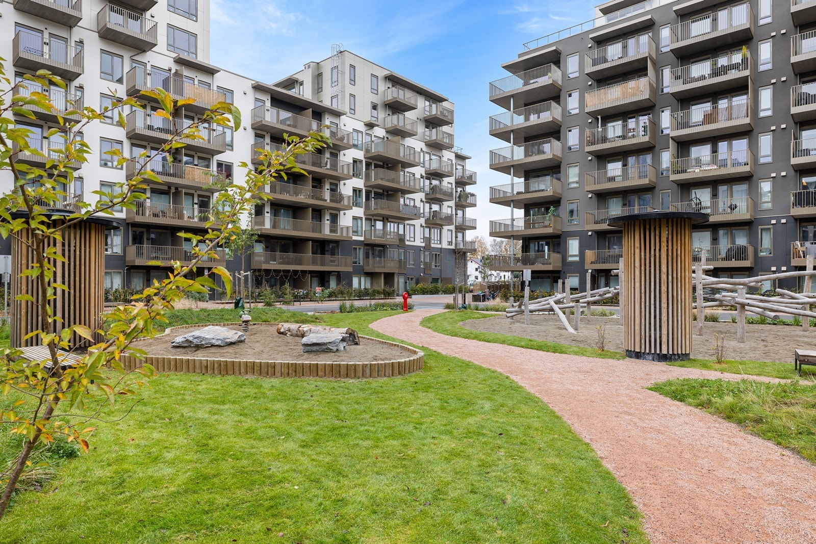 Her finner du både sittegrupper og lekeapparater, noe som gjør uteområdet trivelig for både store og små. Galleribilde