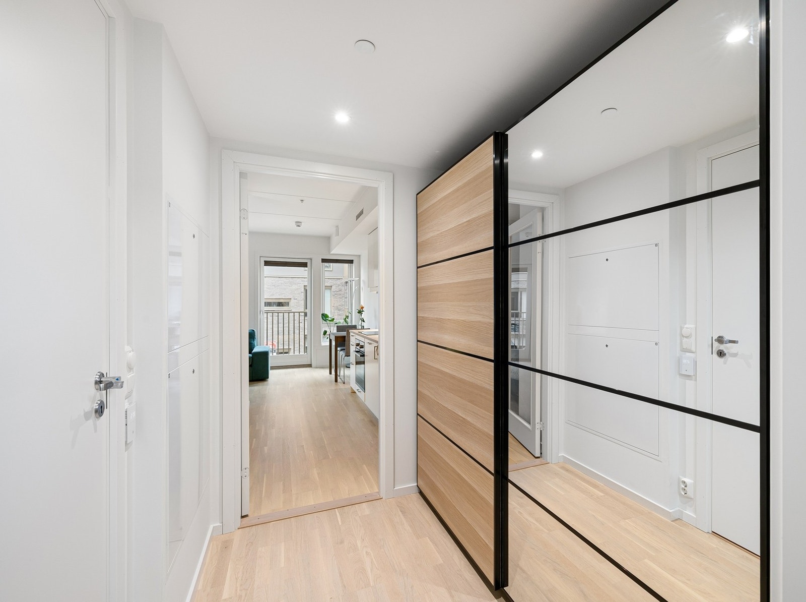 Lyse vegger og gulv i eik gir et lunt preg og binder rommet sammen med resten av leiligheten. Galleribilde