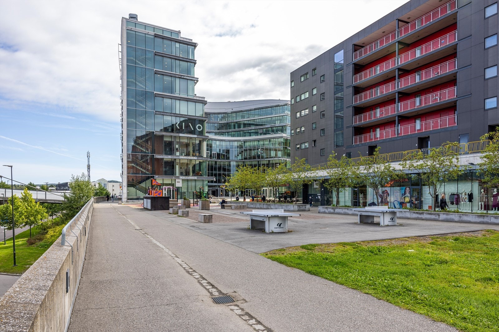 I tilknytning til Metro senter ligger bussterminalen, som fremstår som et kollektivt knutepunkt med hyppige avganger mot Oslo Bussterminal og Lillestrøm. Galleribilde