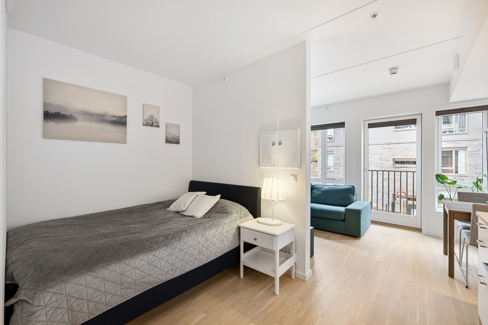 Alkoven gir en naturlig adskillelse mellom oppholdsrom og soveplass, noe som bidrar til en god romfølelse. Galleribilde