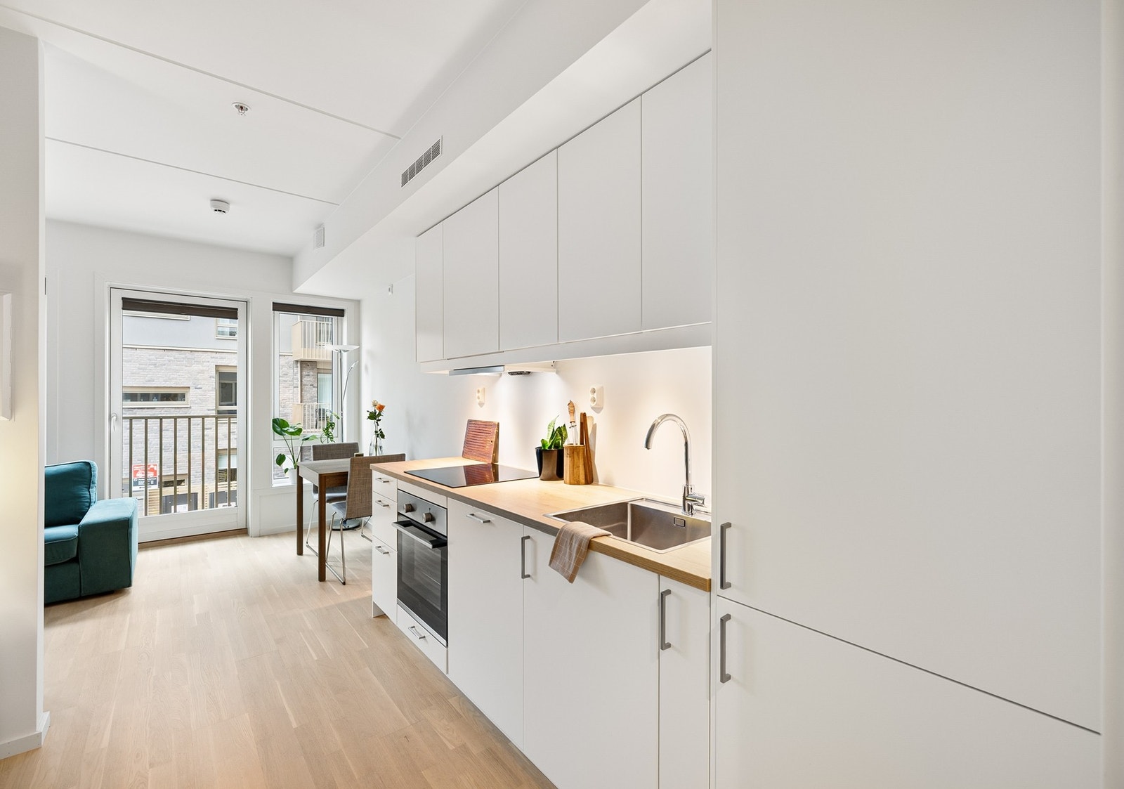 Et moderne og gjennomført kjøkken som kombinerer funksjonalitet med et tidløst design. Galleribilde