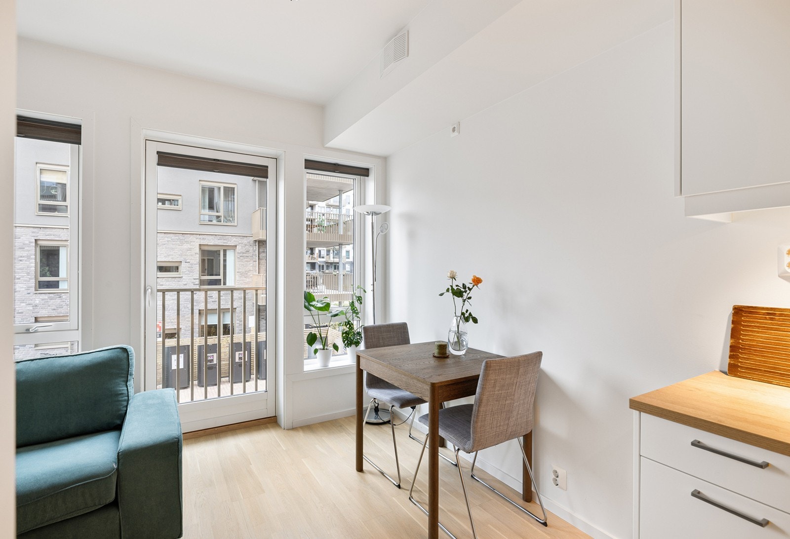 Stuen har store vindusflater som slipper inn rikelig med naturlig lys, og gir en luftig og behagelig atmosfære. Galleribilde