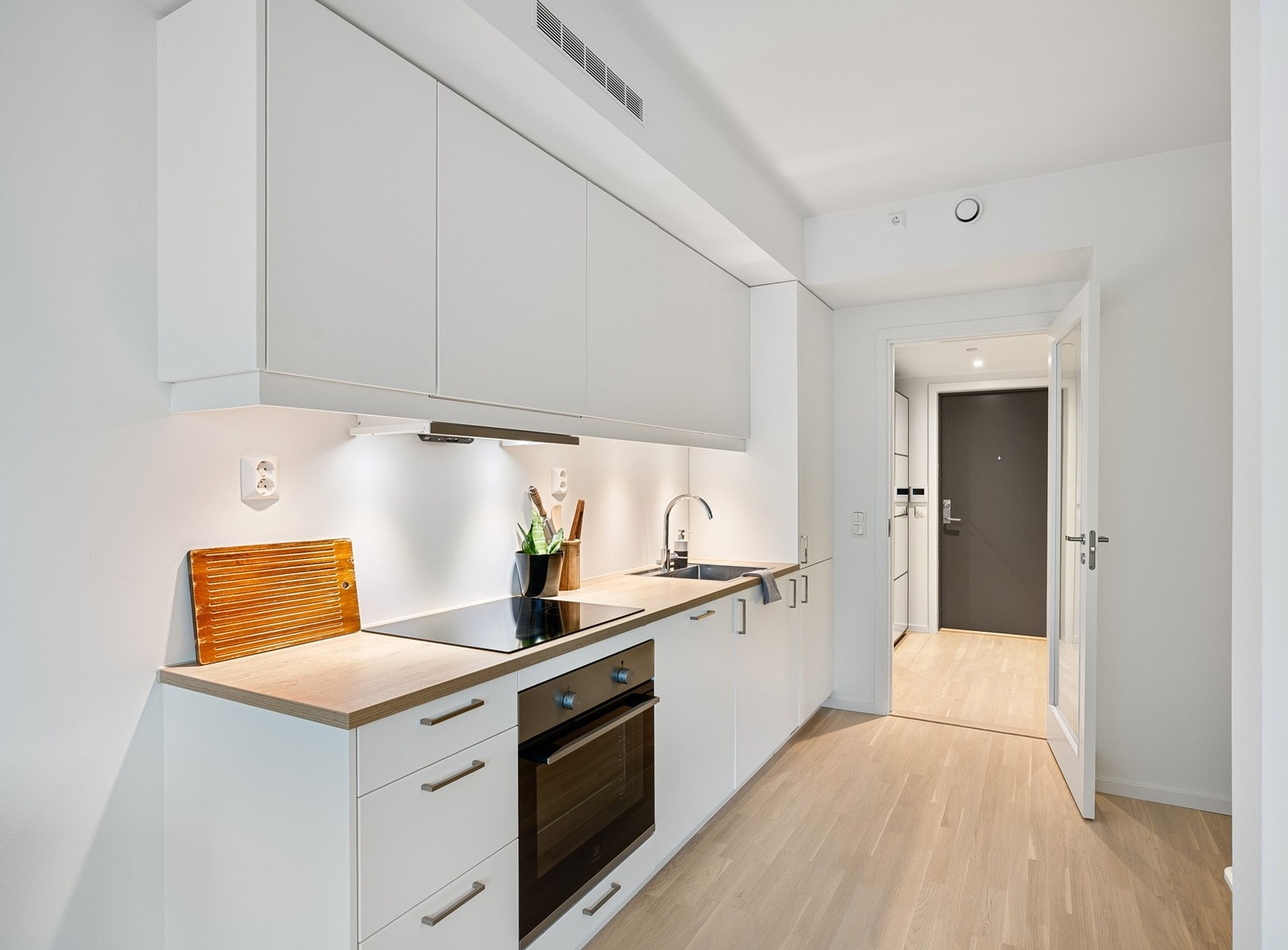 Her er det god skap- og benkeplass, samt integrerte hvitevarer. Galleribilde