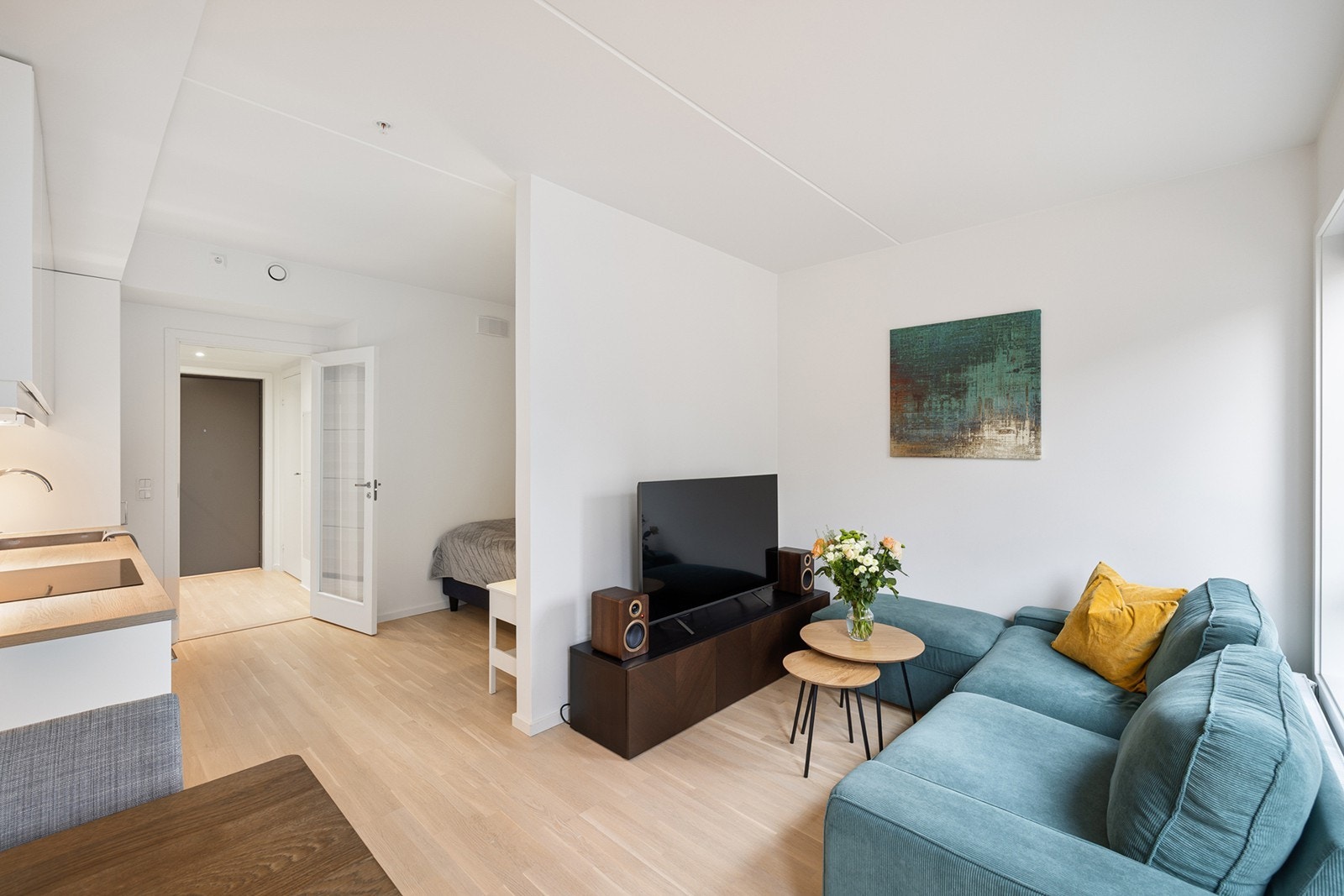 Leiligheten fremstår som lys og innbydende med en gjennomtenkt planløsning som utnytter plassen optimalt. Galleribilde