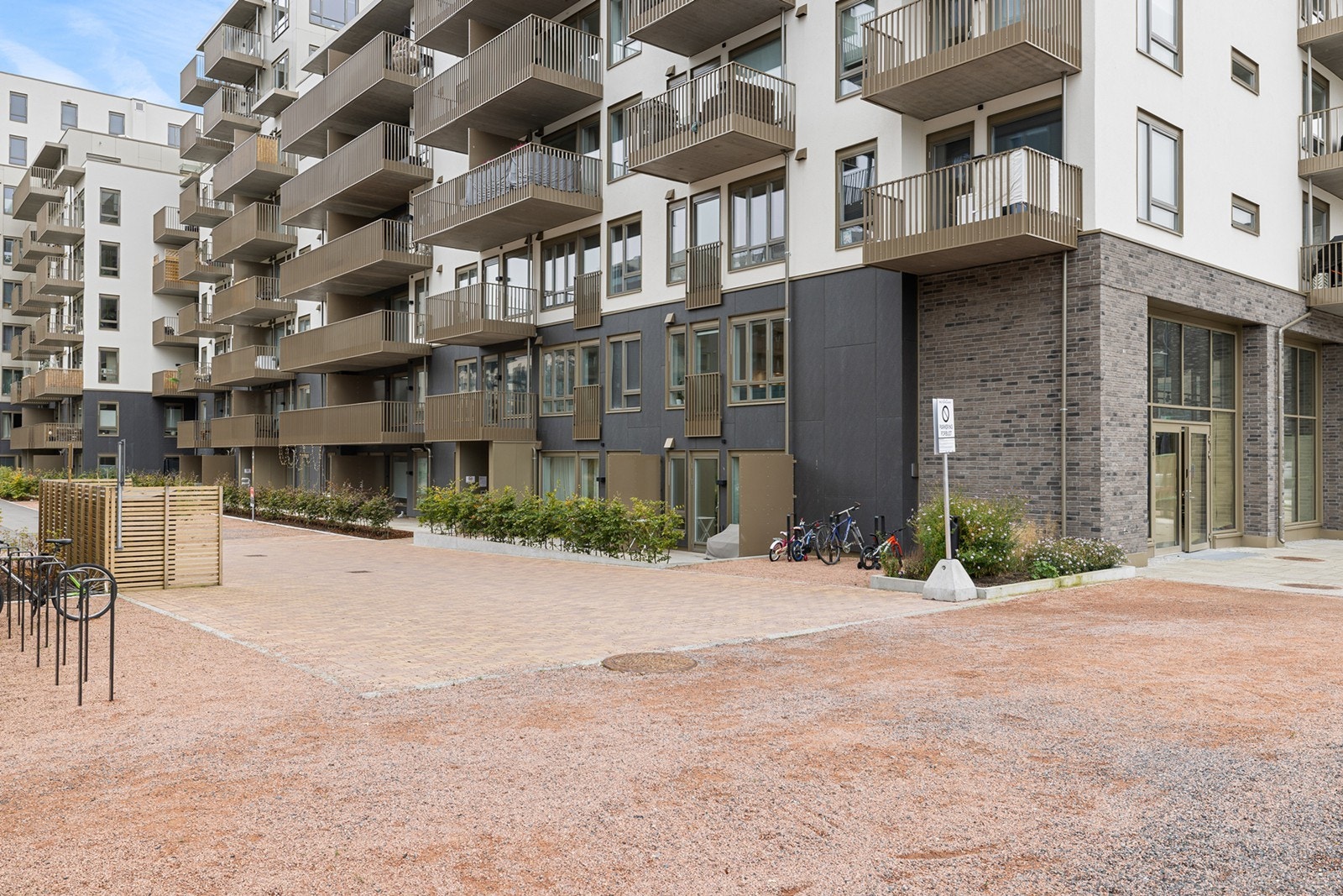Den velstelte gårdsplassen gir et lunt og hyggelig bomiljø. Galleribilde