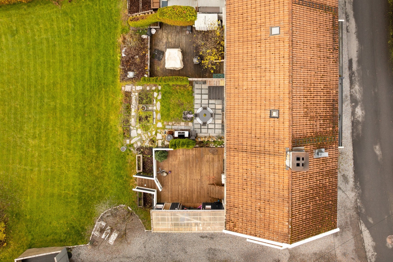 Boligen er omkranset av grønne lunger og rolige nabolagsgater - en fredelig oase i byen. Galleribilde