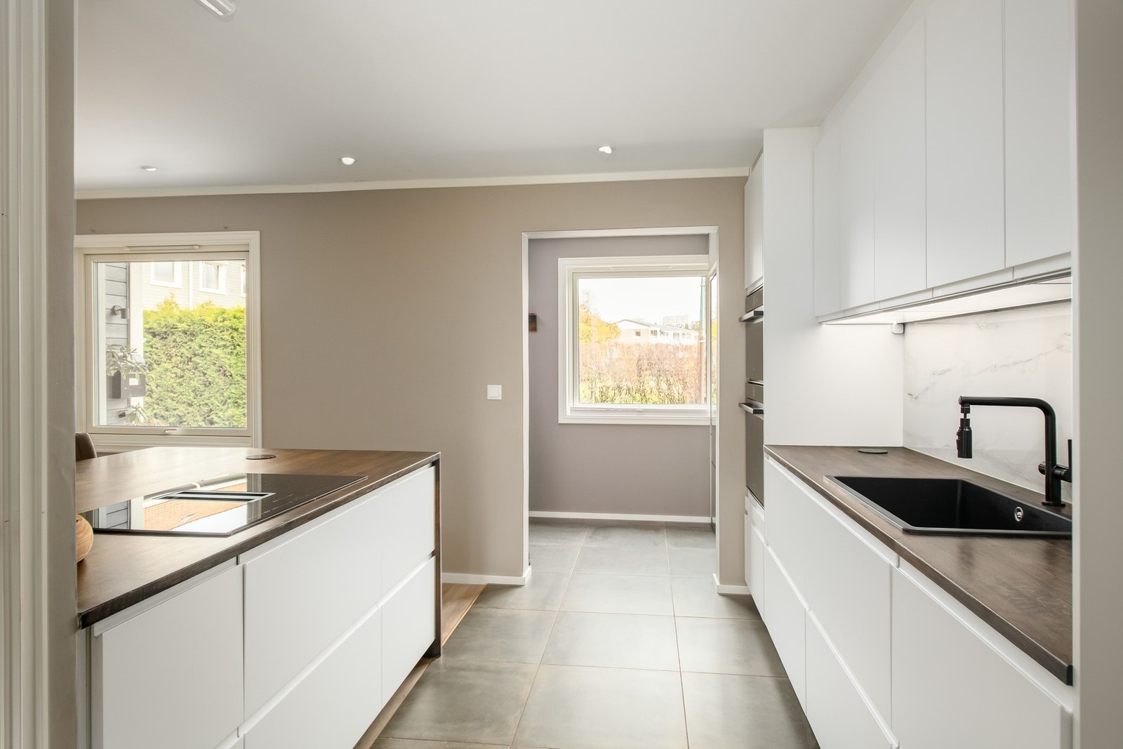 Kjøkkenet er praktisk utformet med god lagringsplass og effektiv arbeidsflyt. Galleribilde