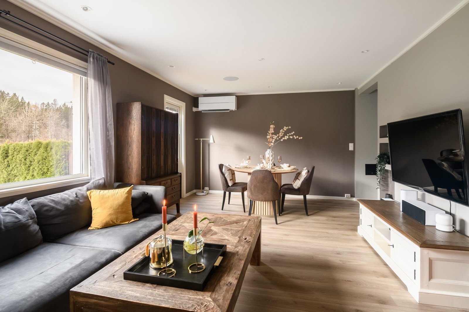 Stuen har en åpen og innbydende atmosfære med plass til både sofakrok og spisebord. Galleribilde