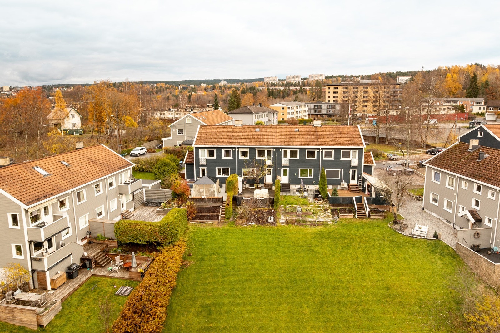 Beliggenheten gir en harmonisk balanse mellom urbane fasiliteter og naturnær livsstil. Galleribilde