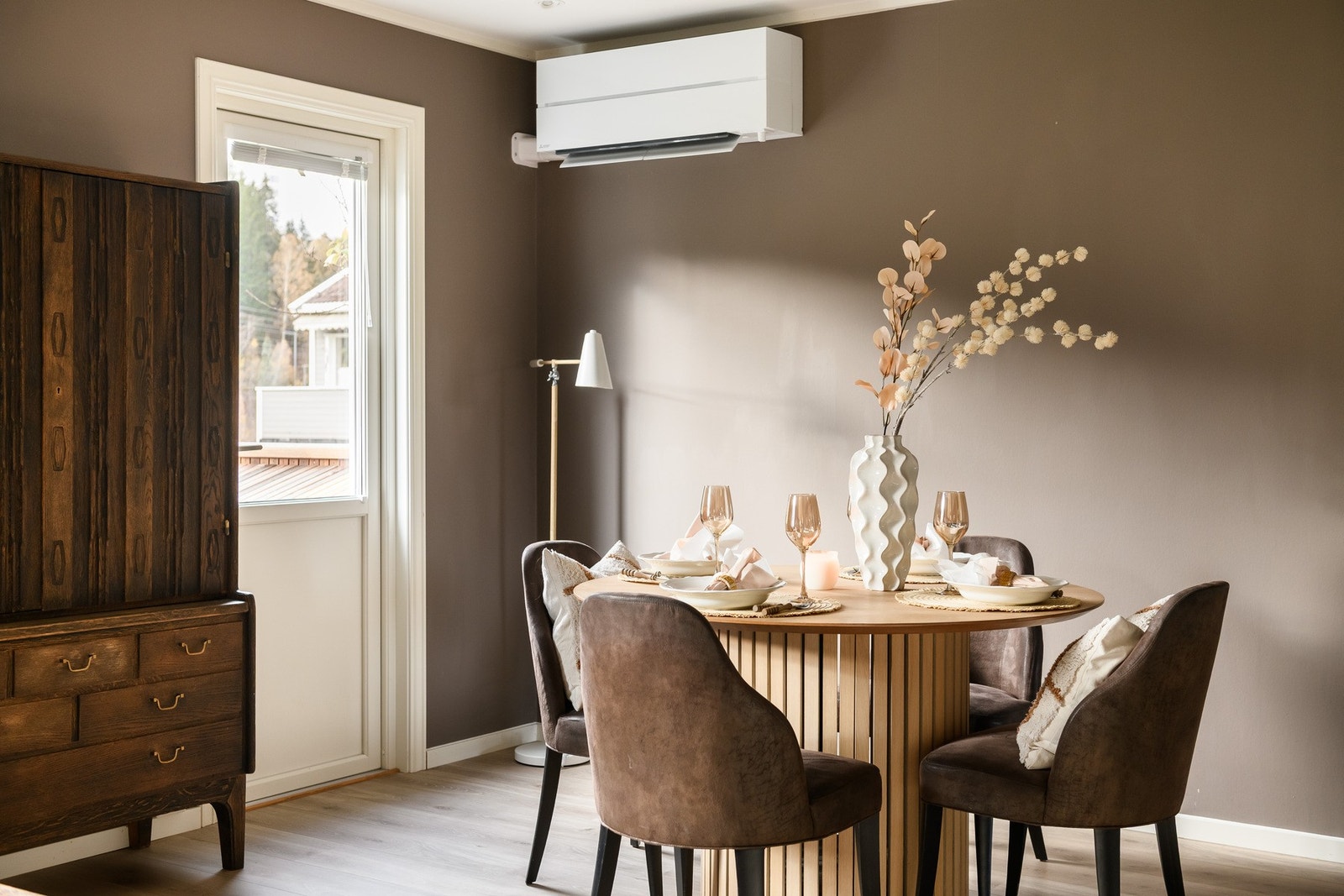 Fint rekkehus over 3 plan + romslig loft med potensial. Galleribilde