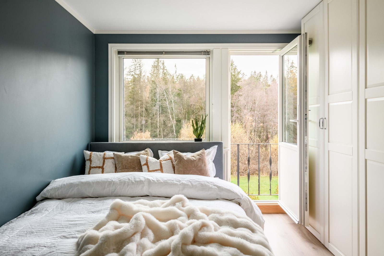 Lyse og rolige soverom med god plass til seng og garderobe. Galleribilde